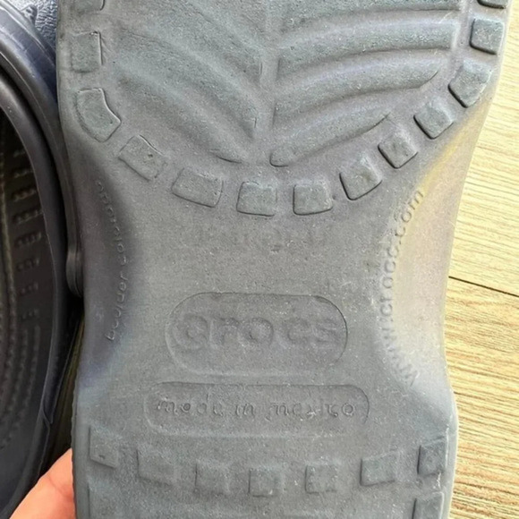Crocs Men's Navy size Large - Picture 4 of 4